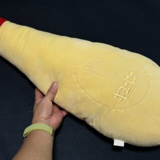 即売切になった大人気商品が再販！巨大なマヨネーズの抱き枕がめっちゃ癒されるぞ！