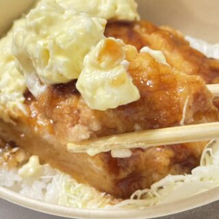 タルタルがたっぷり！ローソン「鹿児島県産桜島どりのチキン南蛮丼」が満足度高いお弁当だぞ！