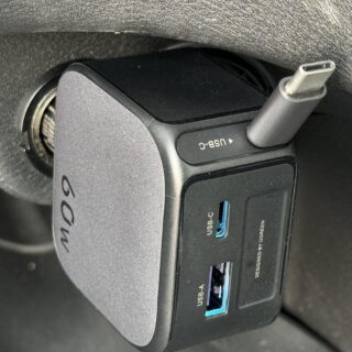 USB-Cケーブル内蔵シガーソケット充電器がちょうど良いサイズ感で便利だぞ！