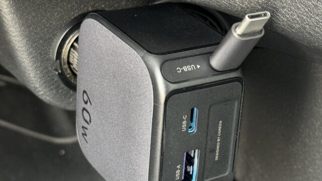 USB-Cケーブル内蔵シガーソケット充電器がちょうど良いサイズ感で便利だぞ！