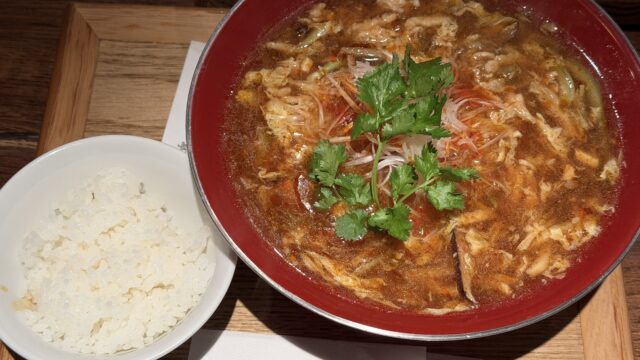 新潟三宝亭 東京ラボ 中目黒店の酸辣湯麺が酸味と辛味でめっちゃ美味しいぞ！