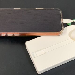 安心して長く使えるcheeroの準固体電池搭載モバイルバッテリー！ケーブル内蔵で安心・便利だぞ！