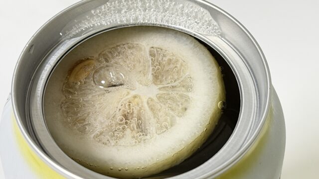 レモンの輪切りが入った「未来のノンアル レモンサワー」がノンアルなのに美味しさしっかりだぞ！