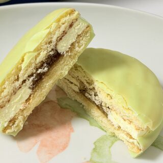 ロッテ チョコパイプレミアム シャインマスカットのフロマージュが、みずみずしいマスカットの美味しさだぞ！