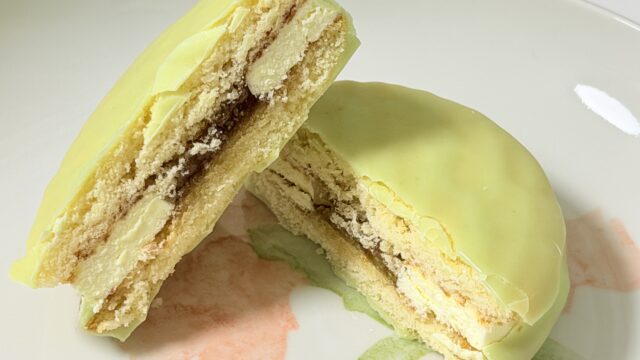 ロッテ チョコパイプレミアム シャインマスカットのフロマージュが、みずみずしいマスカットの美味しさだぞ！