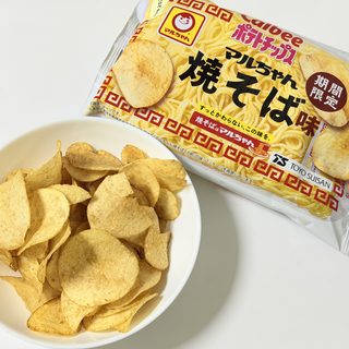 50周年コラボ！「ポテトチップス マルちゃん焼そば味」が濃厚ソース味で美味しいぞ！