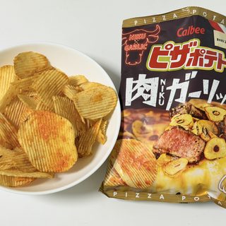 ピザポテト「肉NIKUガーリック味」が、ガツンと強烈なガーリック味でおつまみに最高だぞ！